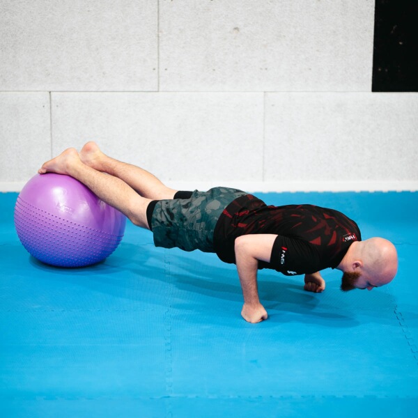 Masážní gymnastický míč HMS YB03N 65 cm světle šedý